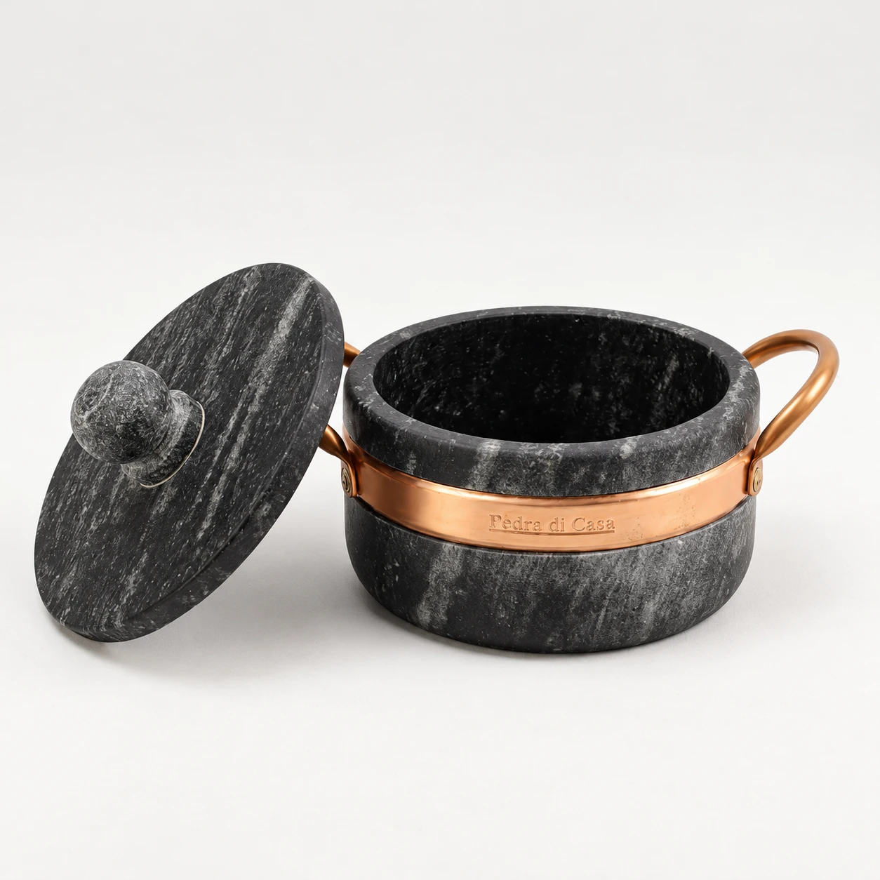 Panela Tradicional em pedra sabão com tampa e detalhes em cobre